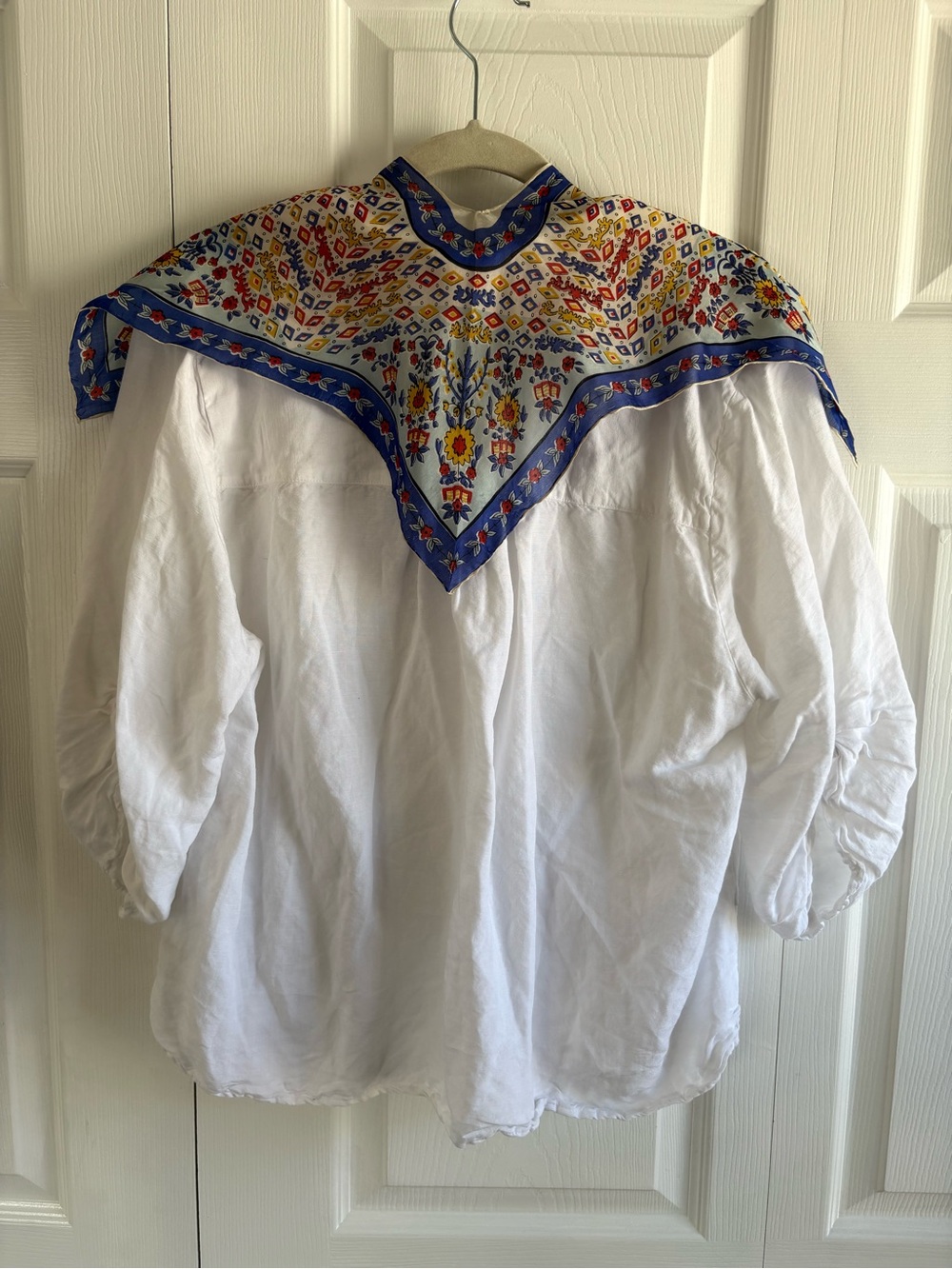 VNTG White Blue Red Silk Vibrant Folk Art Peasant Pattern Split Neck Scarf Boho